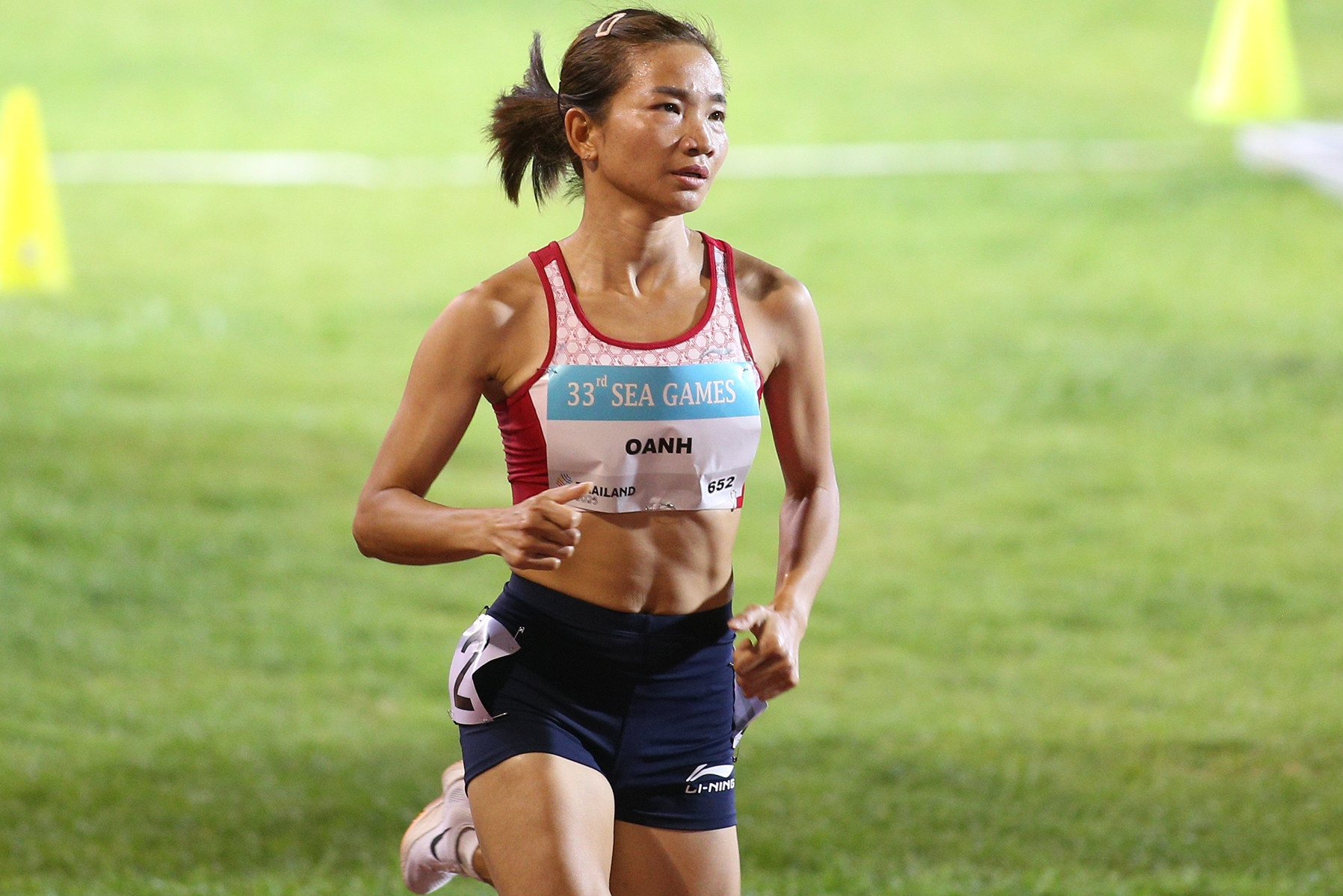 Ảnh quay chậm cú nước rút cực đỉnh của Nguyễn Thị Oanh ở SEA Games