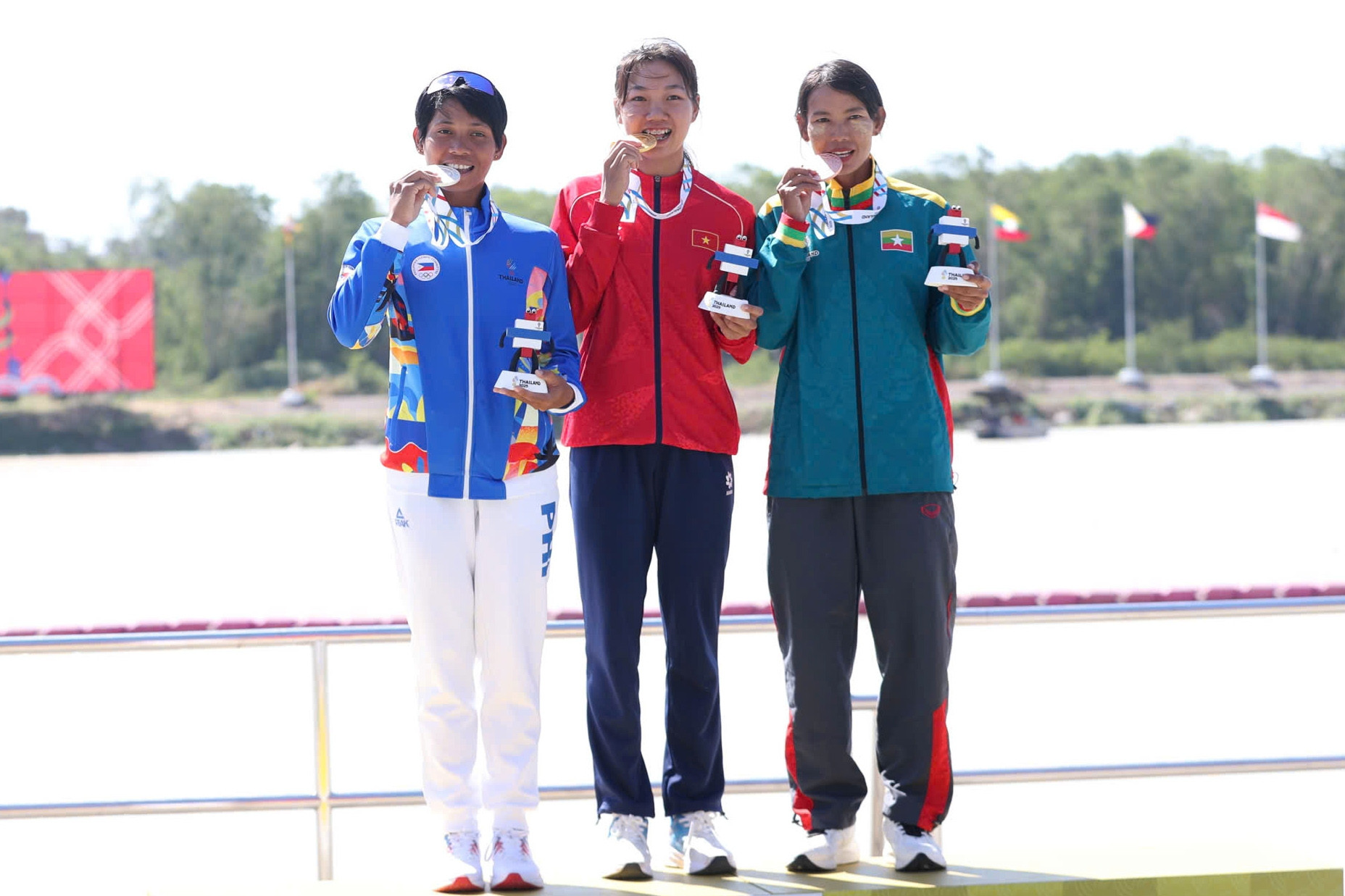 Tay chèo Việt Nam 3 năm không có thuyền tập, giành HCV SEA Games