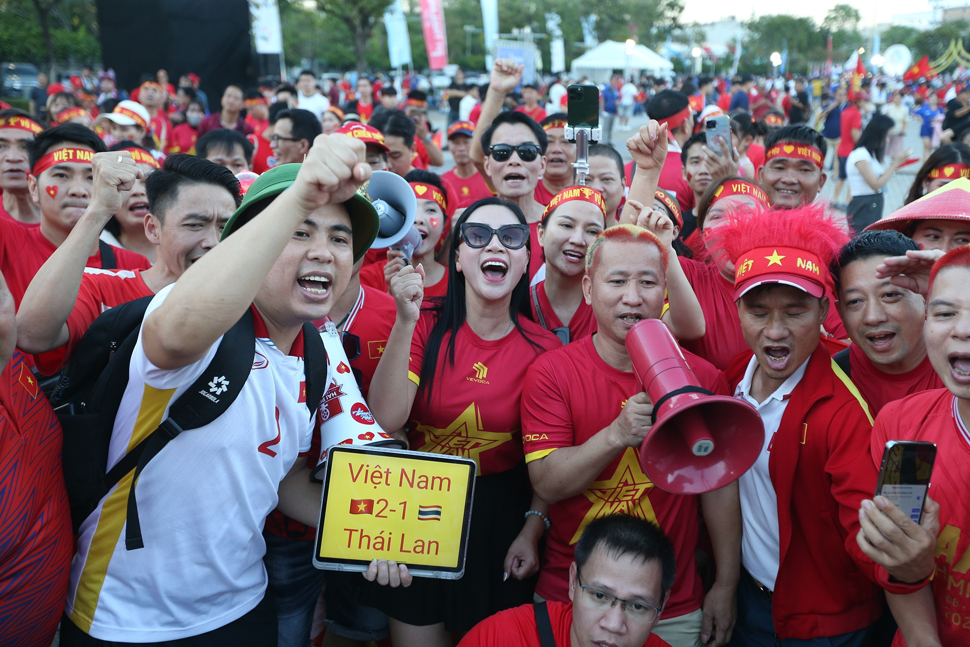 Hàng nghìn CĐV đổ về Rajamangala tiếp lửa U22 Việt Nam đấu Thái Lan