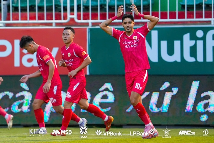 Phan Văn Đức tỏa sáng, CAHN chờ lấy ngôi đầu của Ninh Bình