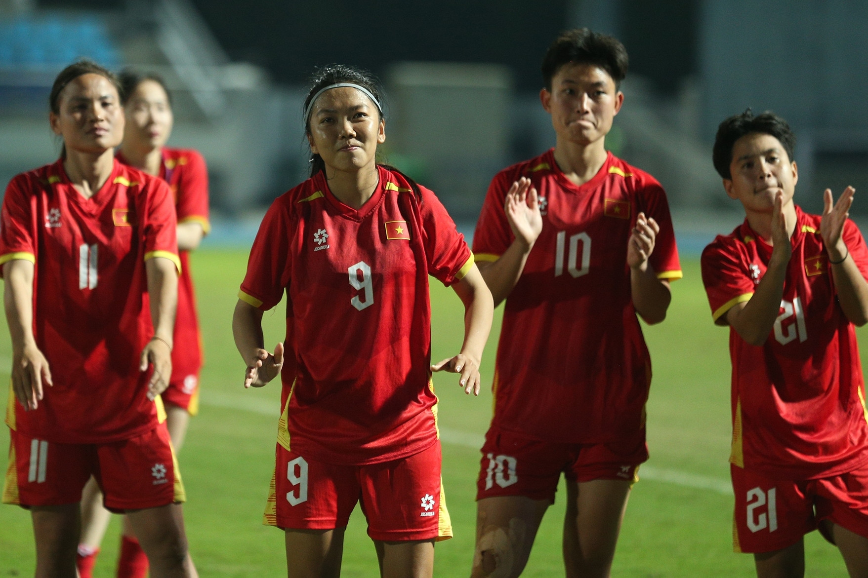 Tuyển nữ Việt Nam được thưởng 1,5 tỉ đồng, Huỳnh Như úp mở chia tay