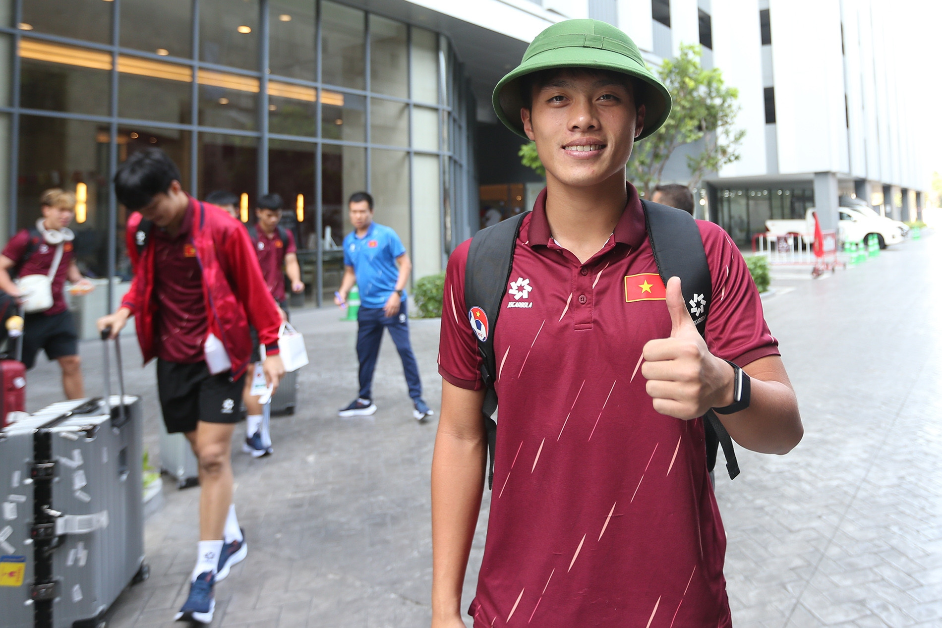 Cầu thủ U22 Việt Nam đội mũ cối, ký mỏi tay ngày về nước