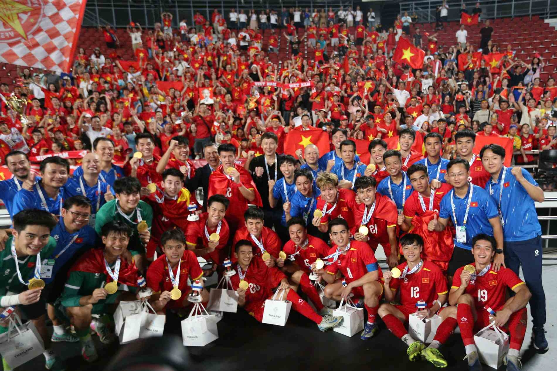 HLV Kim Sang Sik giành cú ăn 3 lịch sử trong năm 2025