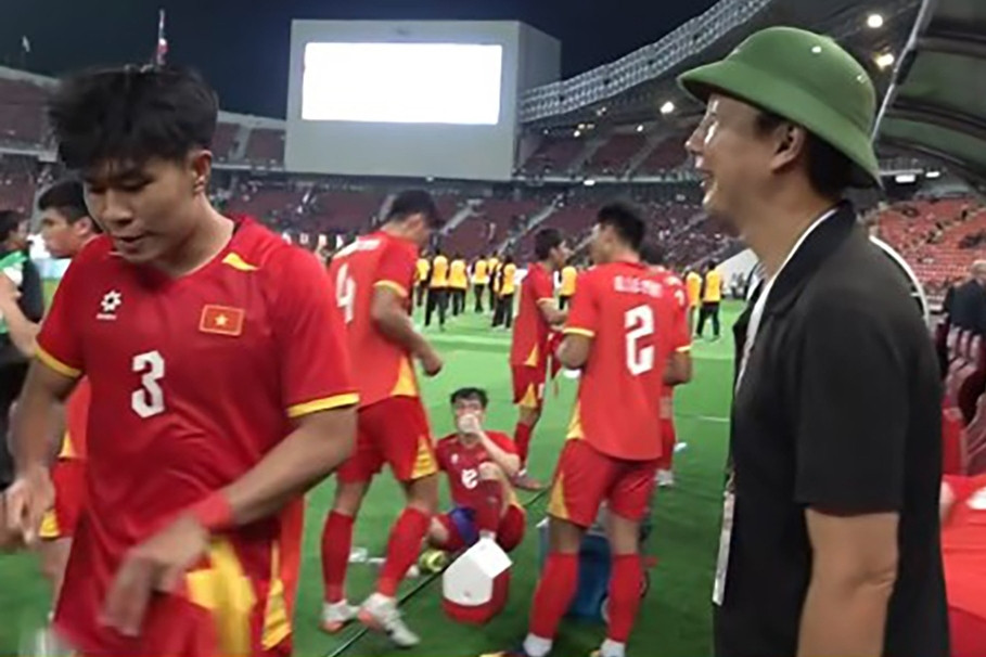 Video Đình Bắc có hành động gây sốt với ông thầy Kim Sang Sik