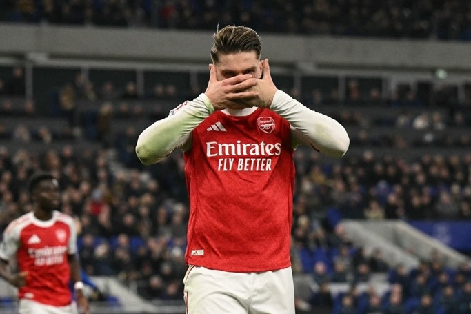 Gyokeres lập đại công, Arsenal khiến Man City ngồi ngôi đầu chưa ấm chỗ