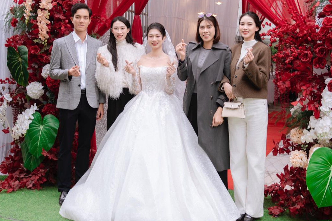 Bích Tuyền và dàn sao bóng chuyền dự đám cưới của Phạm Hiền