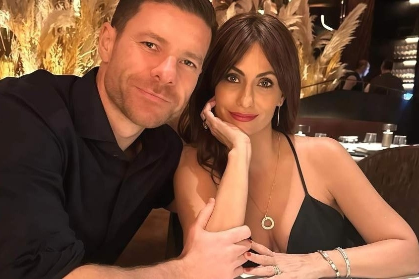 Vợ xinh đẹp cổ vũ Xabi Alonso giữa tin đồn sắp bị Real Madrid sa thải