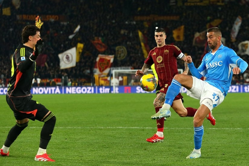  AS Roma thoát thua Napoli phút bù giờ