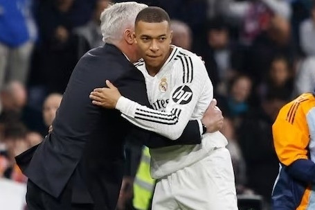  Ronaldo nhắn Real Madrid, sẵn sàng dạy Mbappe đá tiền đạo cắm