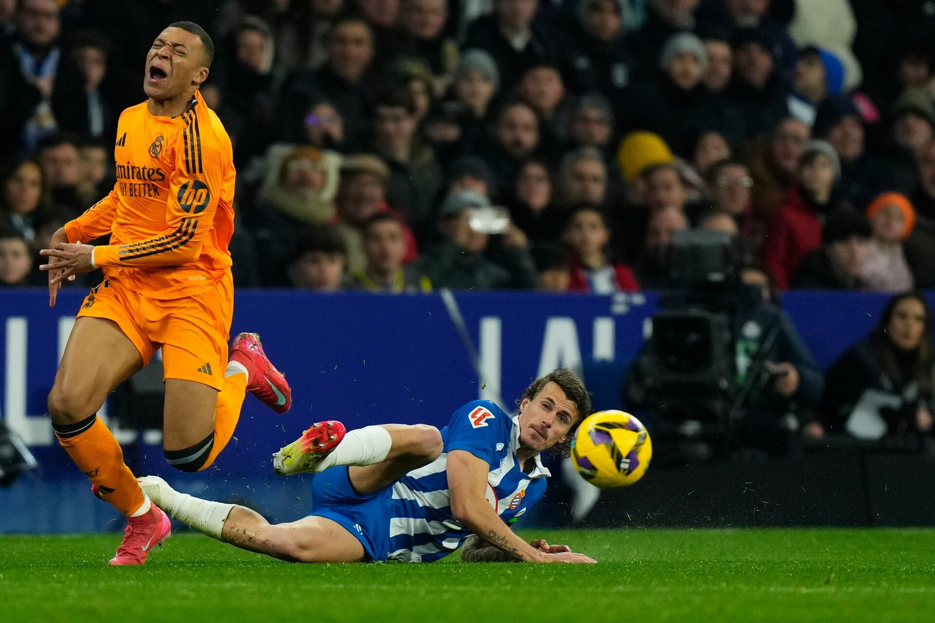  Vụ Mbappe bị chơi xấu: Real Madrid tổng 'tấn công' trọng tài và RFEF