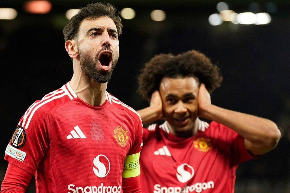  Bruno Fernandes lập hat-trick, MU vùi dập Real Sociedad