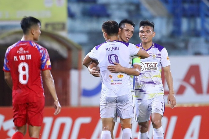Trực tiếp bóng đá Hà Nội 4-1 TP.HCM: Văn Quyết ghi cú đúp tuyệt phẩm
