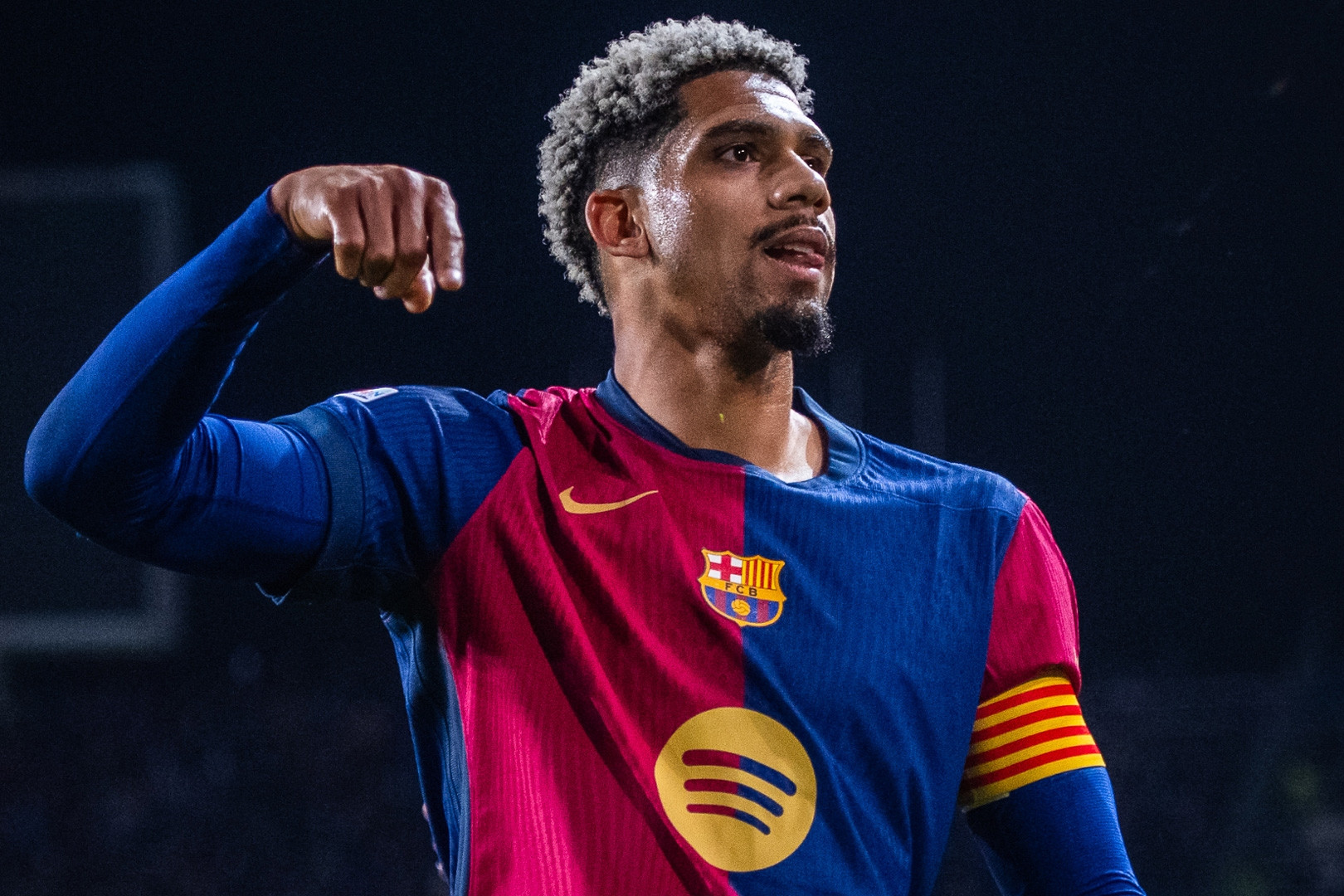Tin tức về chuyển nhượng 21/5: Diễn biến MU ký Araujo, Arsenal mua Mbeumo