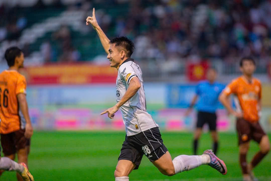 Trực tiếp bóng đá HAGL 2-2 Đà Nẵng: Minh Vương ghi siêu phẩm