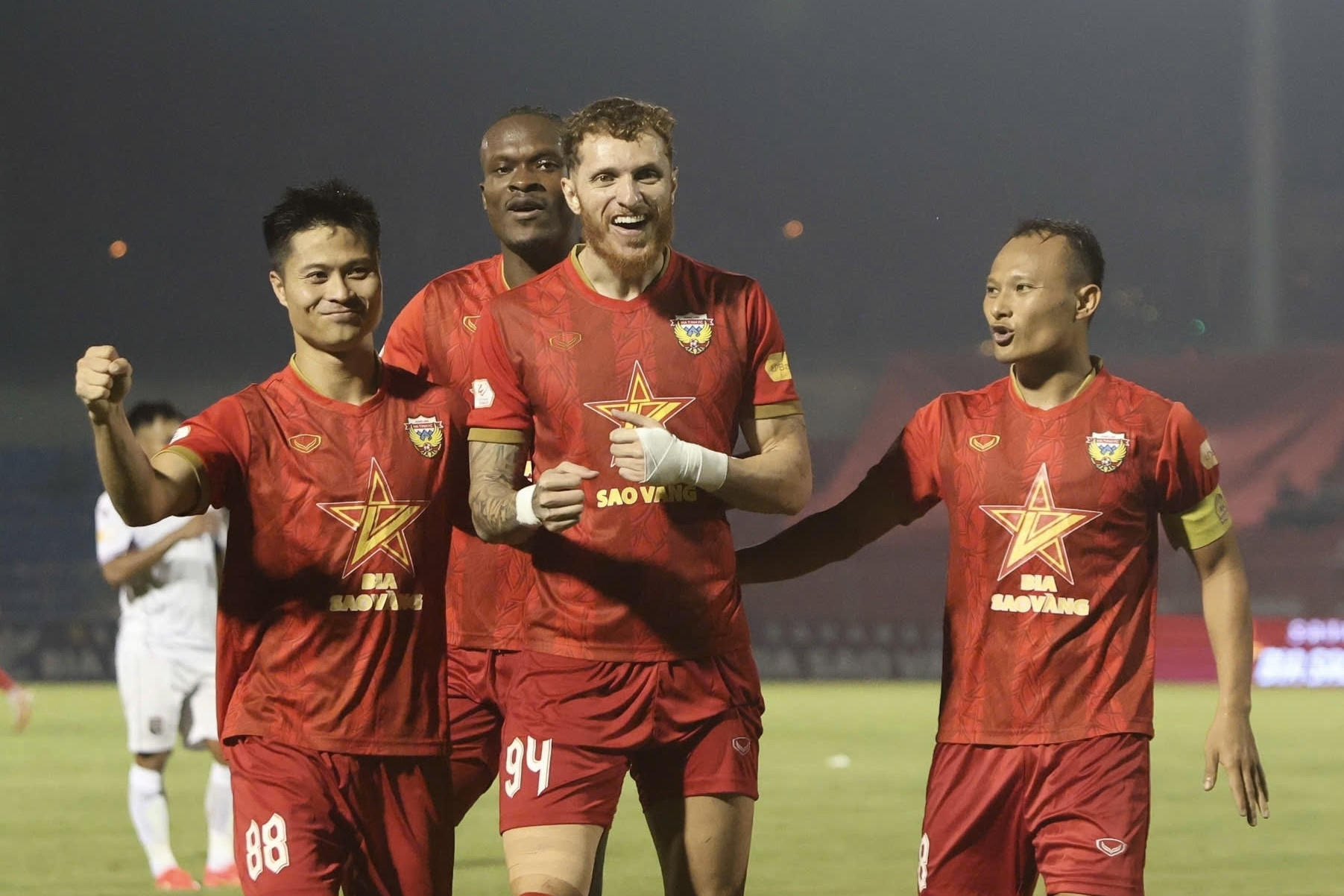 Bình Dương thua ngược Hà Tĩnh, tiếp tục sa sút ở V-League