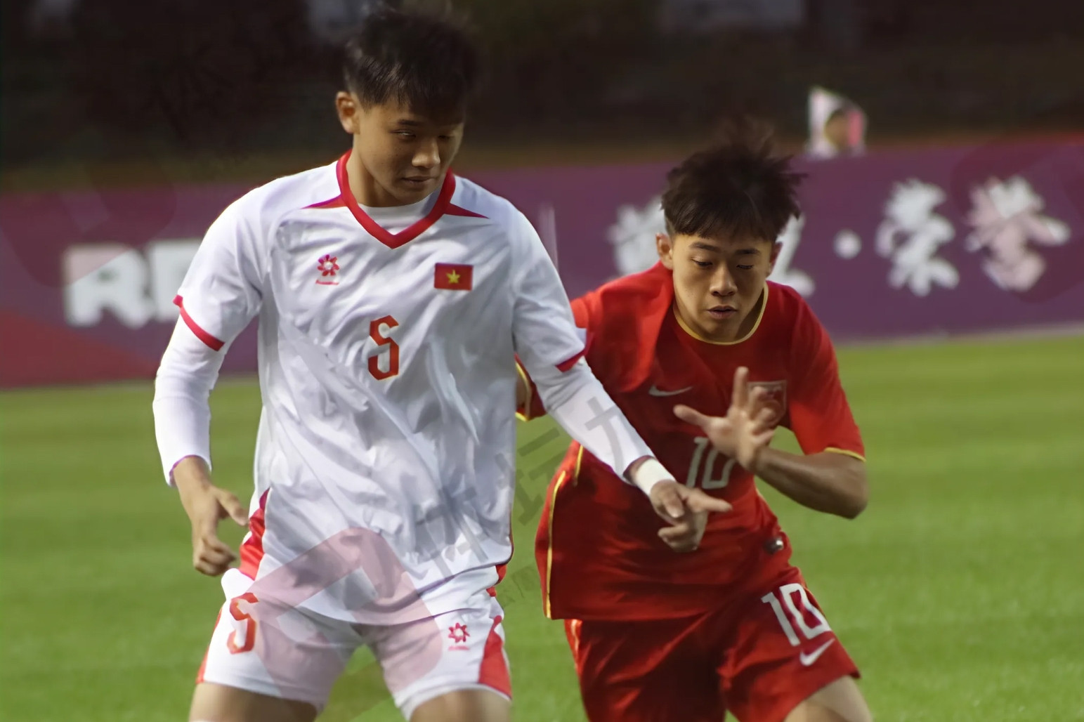 U16 Việt Nam hòa kịch tính U16 Trung Quốc nhờ siêu phẩm khó tin