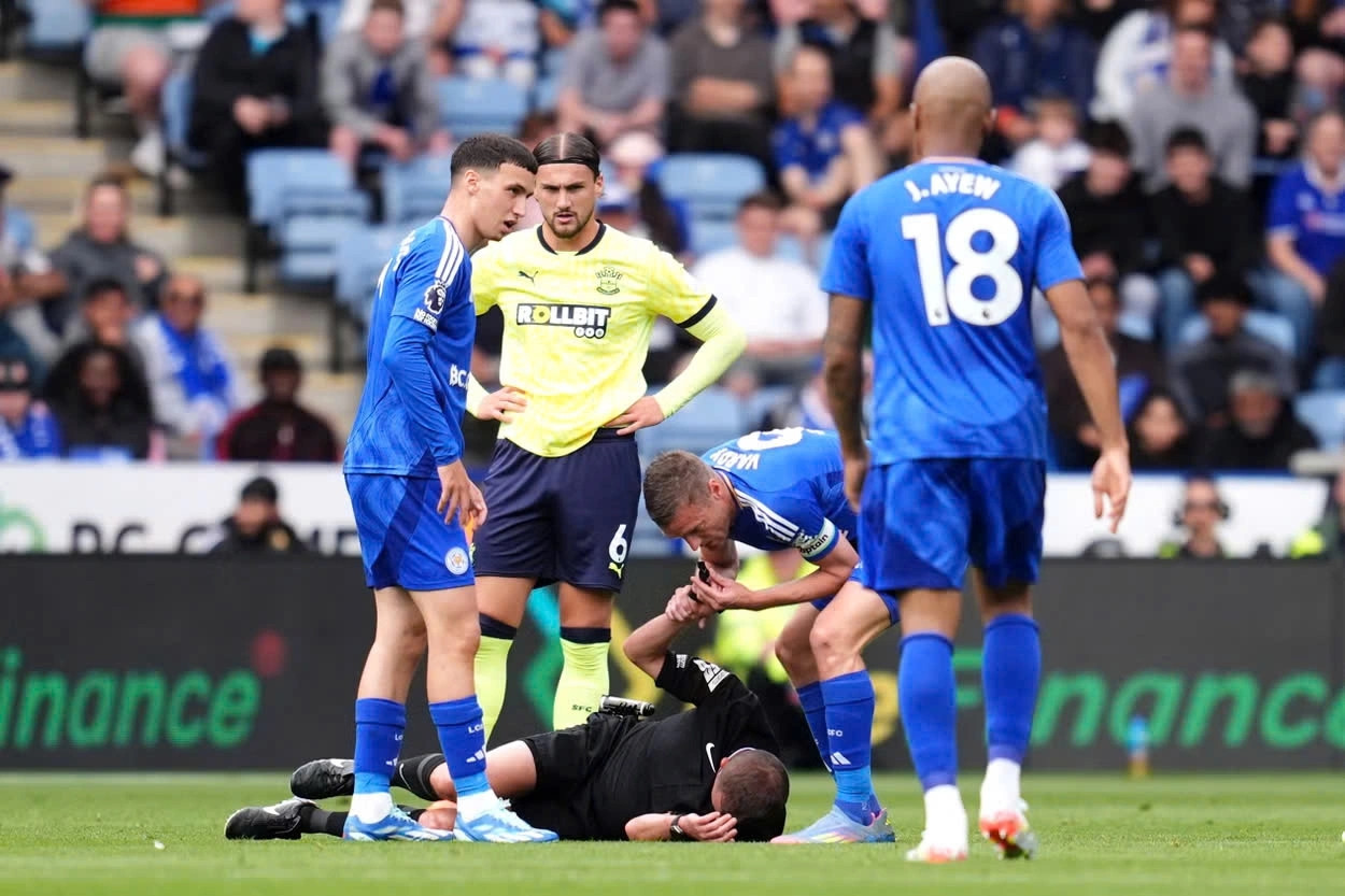 Khoảnh khắc hy hữu Ngoại hạng Anh: Vardy thổi còi thay trọng tài