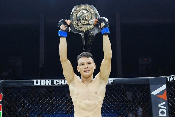 Lê Văn Tuần giành đai vô địch giải MMA Việt Nam