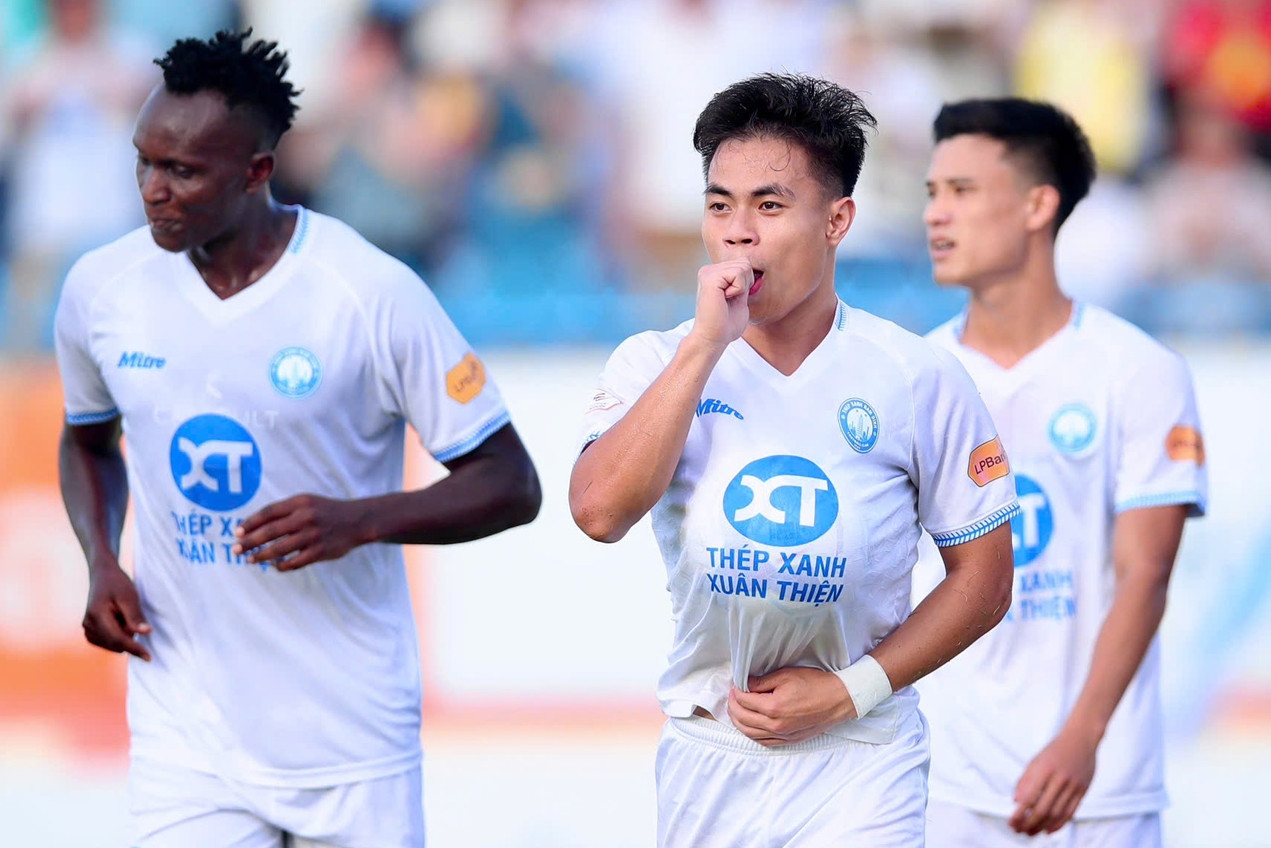 Trực tiếp bóng đá Quảng Nam 0-1 Nam Định: Đội khách dẫn bàn (H1)