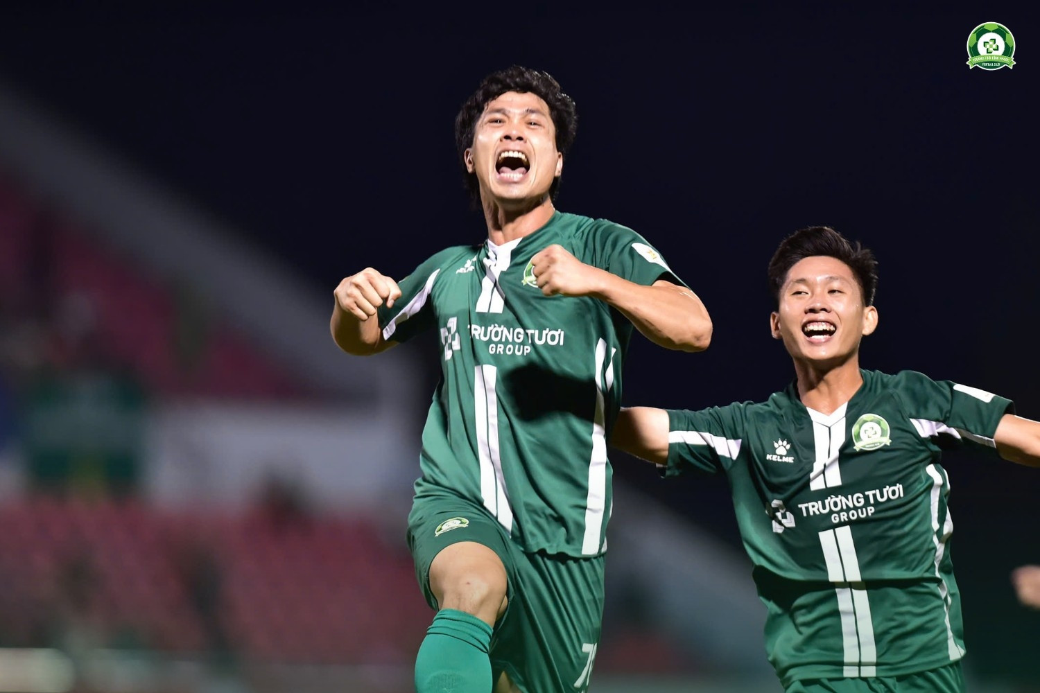 Công Phượng đối đầu thủ môn Bùi Tiến Dũng ở trận play-off V-League