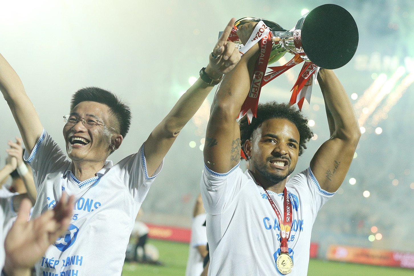 Khoảnh khắc Xuân Son cùng Nam Định nâng Cúp vô địch V-League