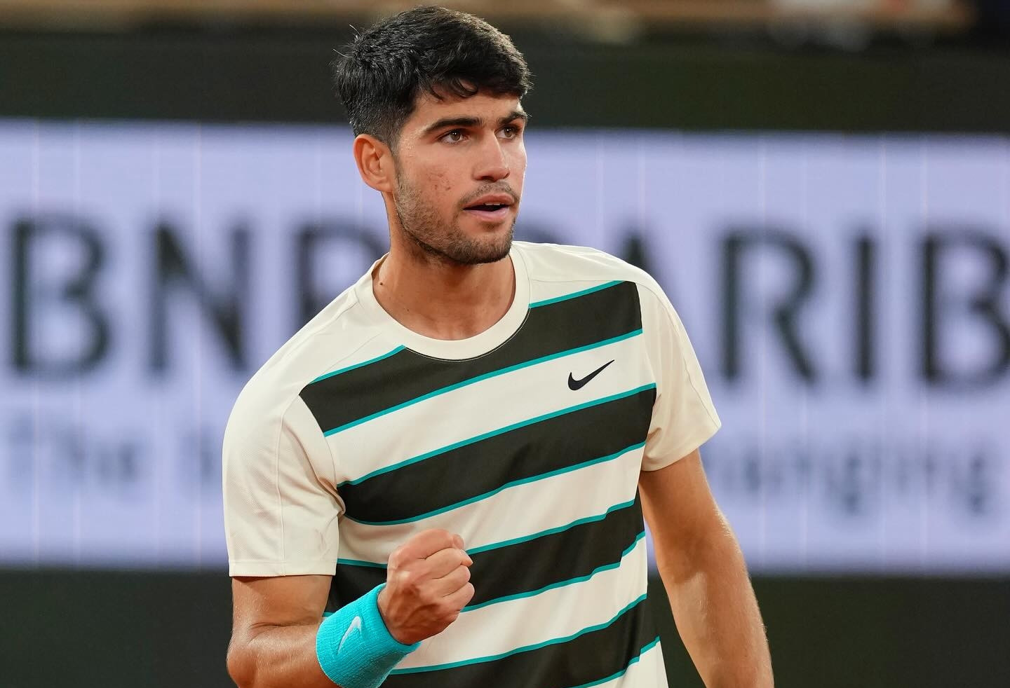 Alcaraz đoạt vé vào chung kết Roland Garros