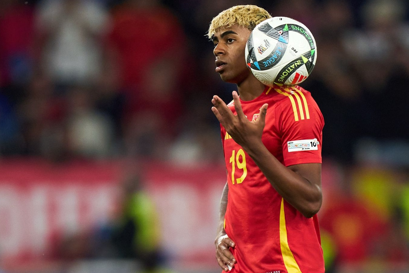 Lamine Yamal thách thức Ronaldo
