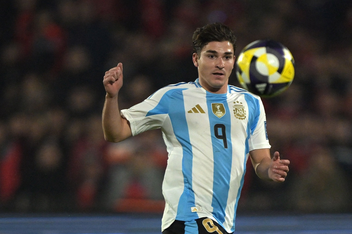 Alvarez lập công, Argentina thắng trận thứ 11 ở vòng loại World Cup