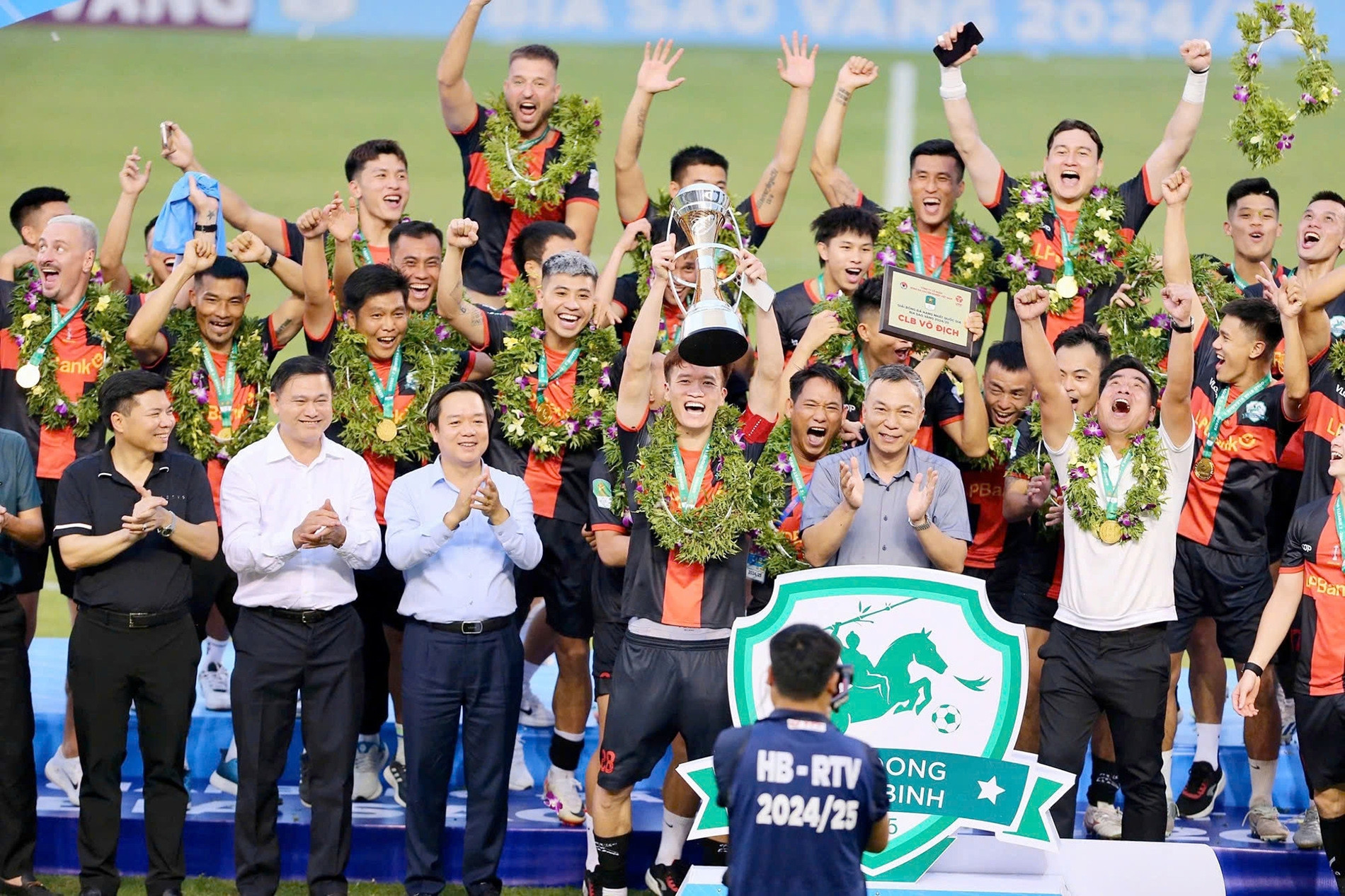 V-League 2025/26 nóng hừng hực trước ngày bóng lăn