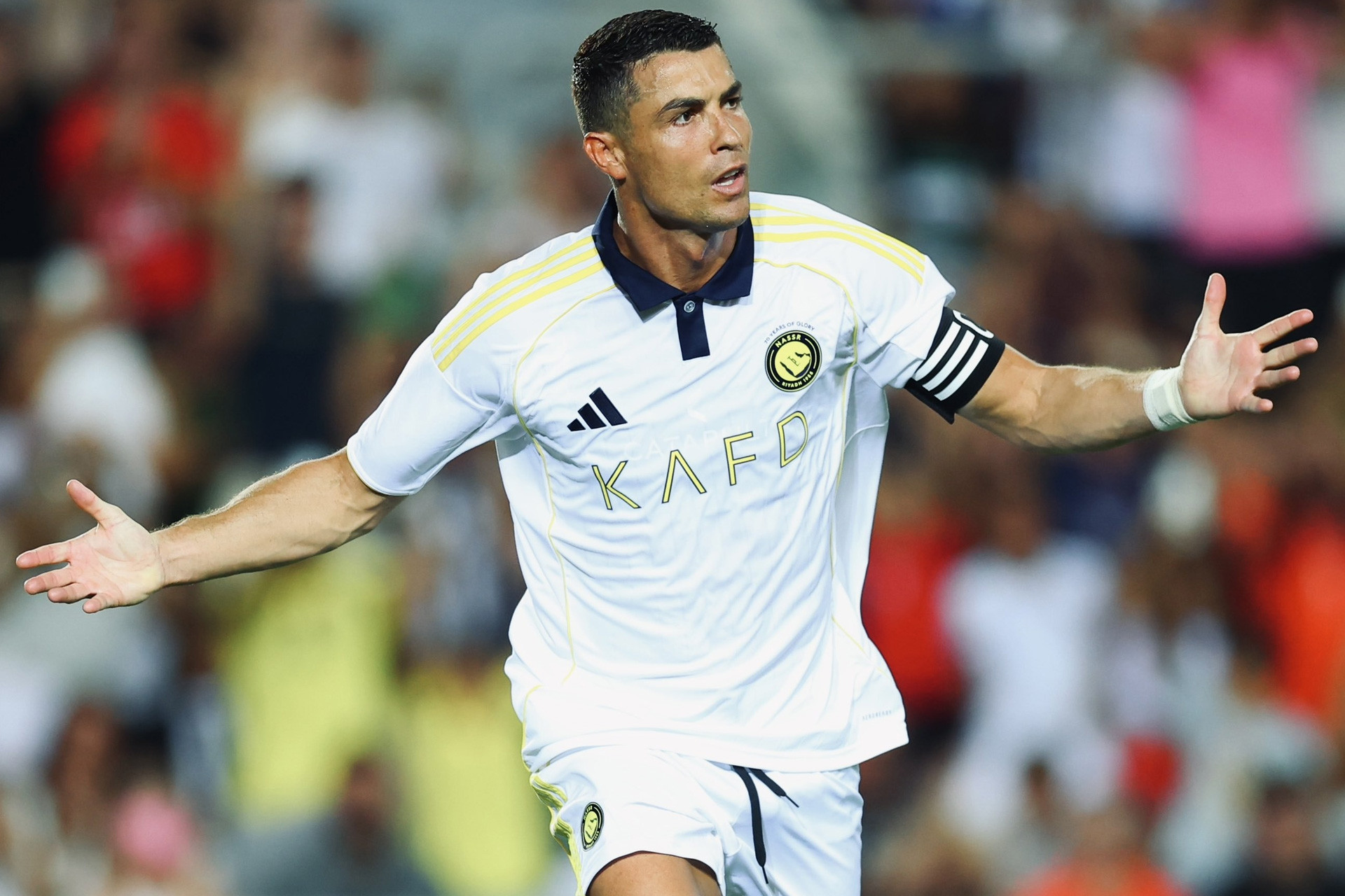Ronaldo cùng Joao Felix tạo siêu phẩm, hành động cảm xúc với fan