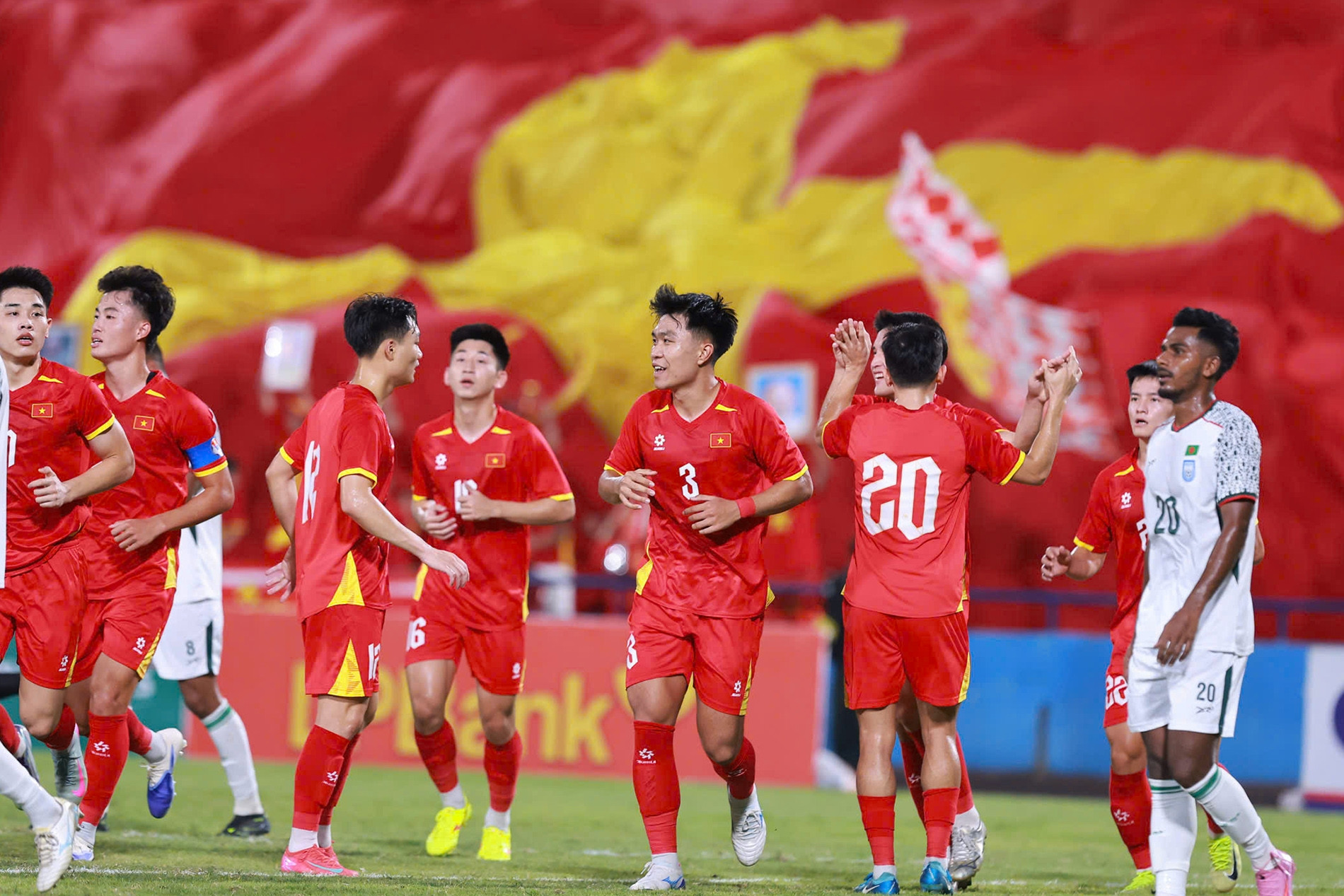 U23 Việt Nam 2-0 U23 Bangladesh: ''Hạt sạn'' trong chiến thắng