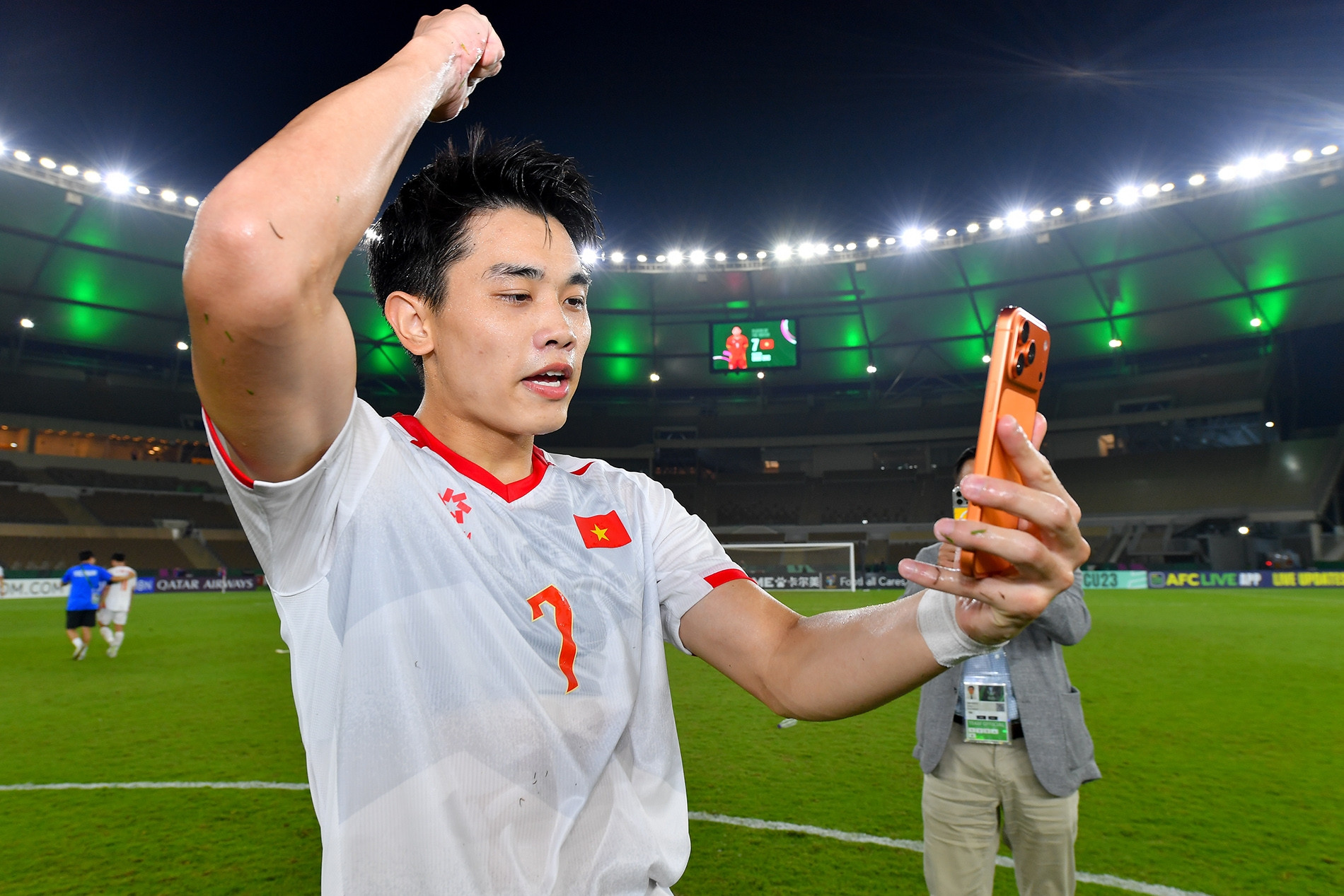 Đình Bắc gọi điện về nhà, U23 Việt Nam có hành động cực đẹp