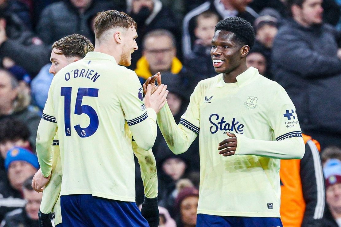 Aston Villa thua trên sân nhà, Arsenal reo vui