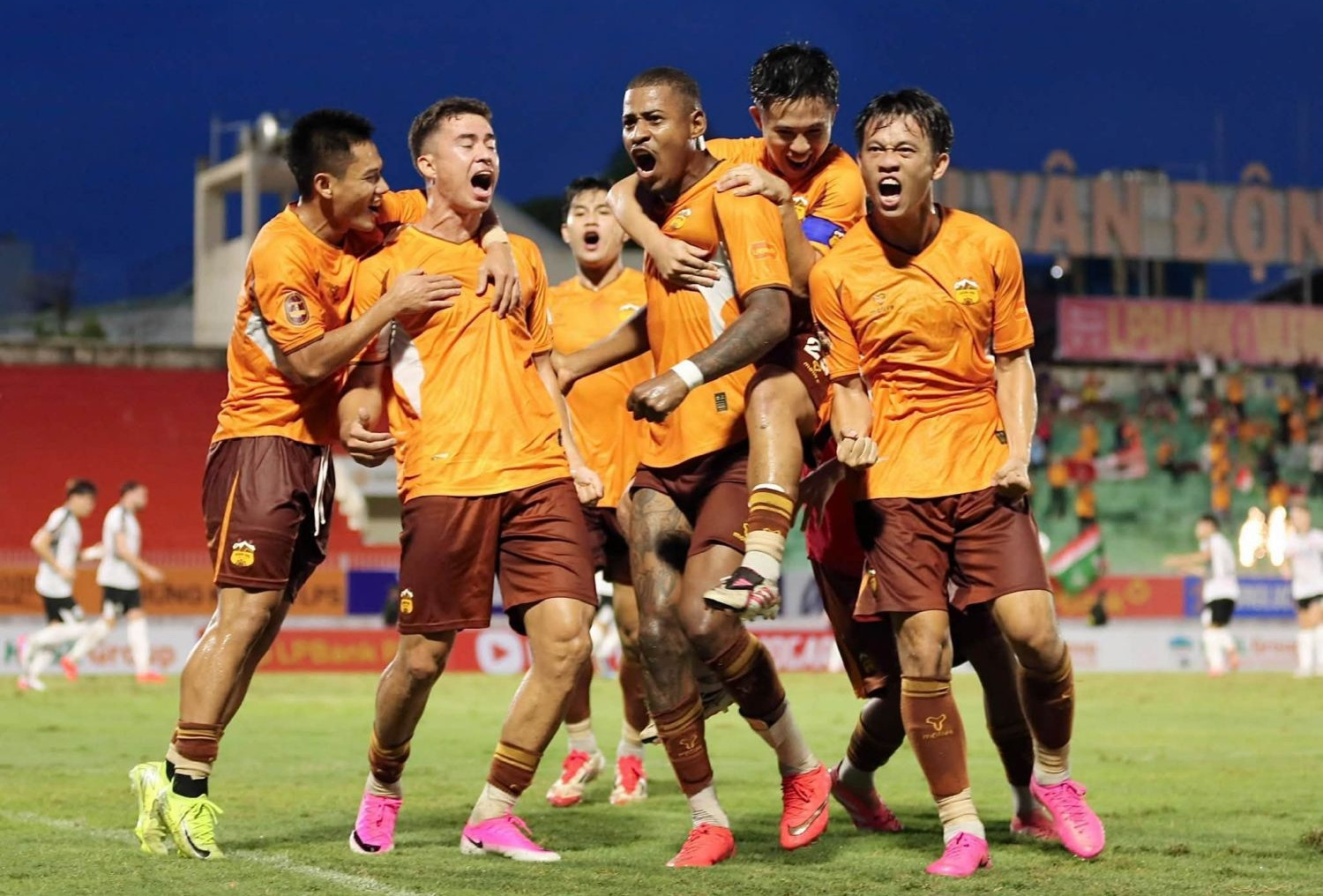 Trực tiếp bóng đá HAGL 3-0 Đà Nẵng: Bàn thắng tranh cãi