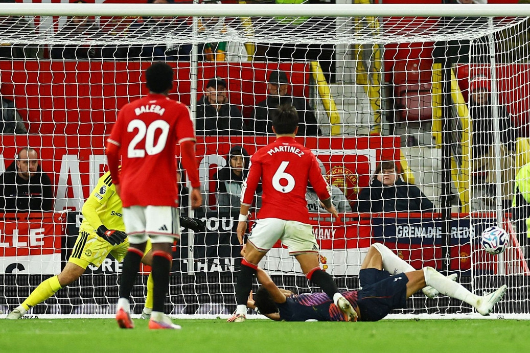 MU rơi chiến thắng trước Tottenham khi chơi hơn người