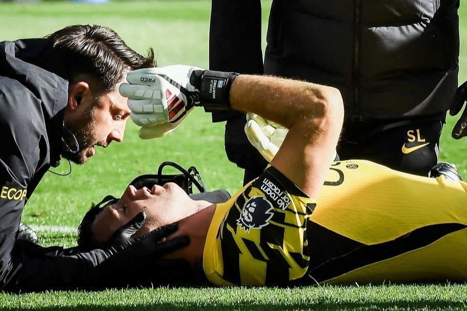 Thủ môn Emiliano Martinez trấn an Chelsea sau chấn thương nặng