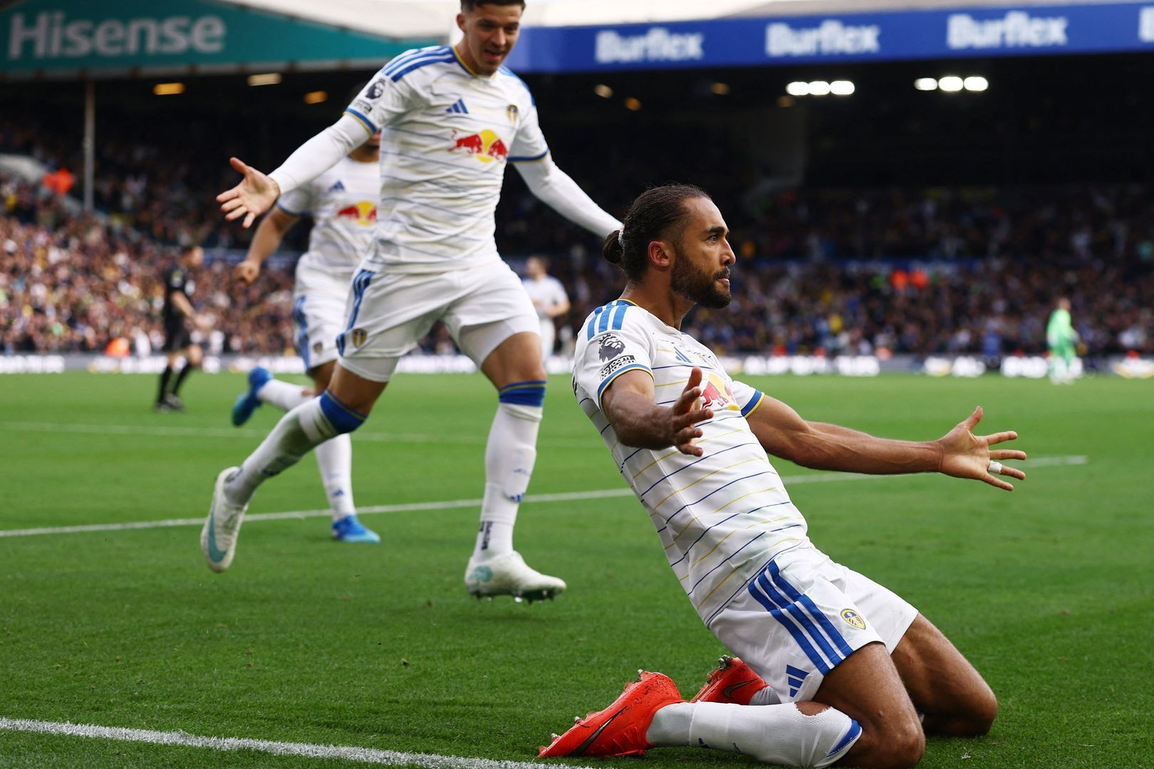 Trực tiếp Leeds 1-1 MU: Tấn công tìm bàn thắng (H2)