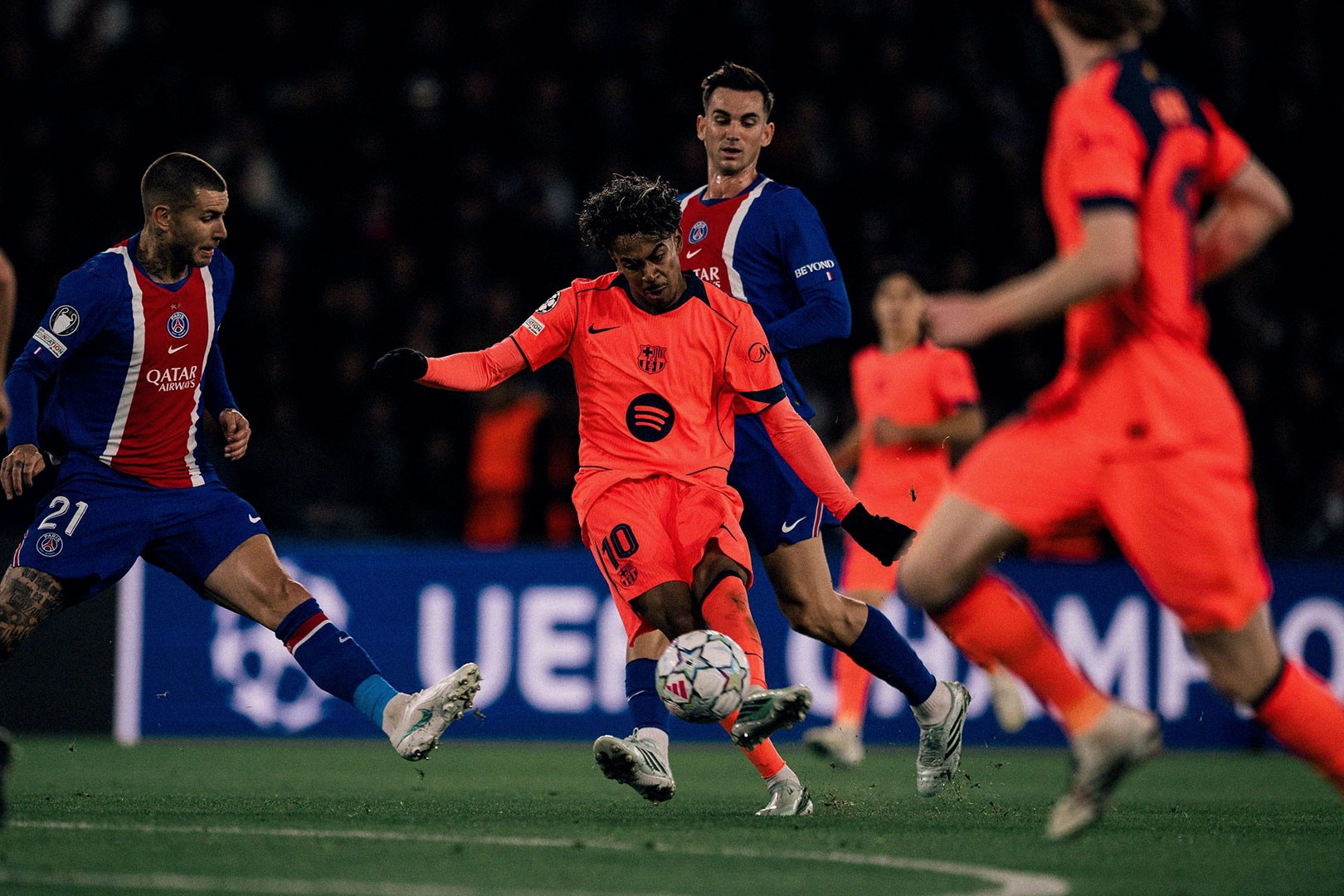 Lamine Yamal chạm mốc đặc biệt với siêu phẩm trước PSG, chỉ kém Messi