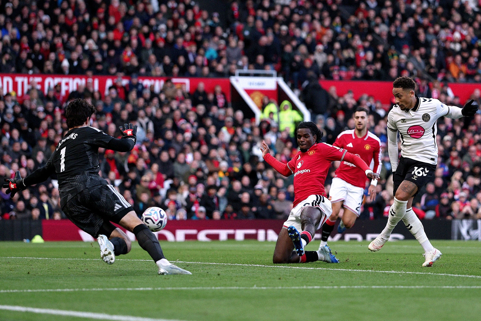 MU thua thảm Bournemouth: Từ bỏ thôi, Carrick!