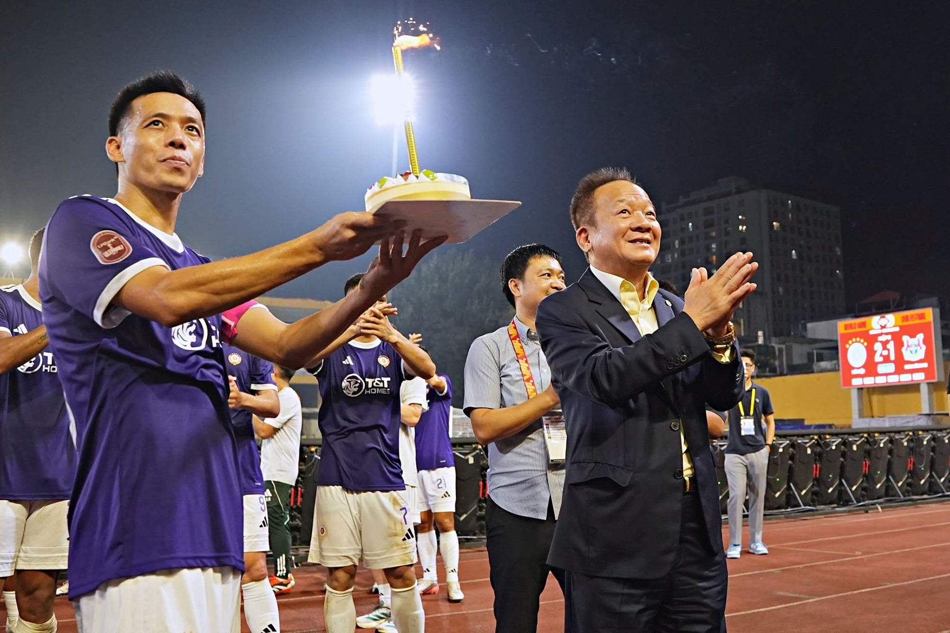 Hà Nội FC tặng bánh sinh nhật bầu Hiển sau trận thắng Ninh Bình