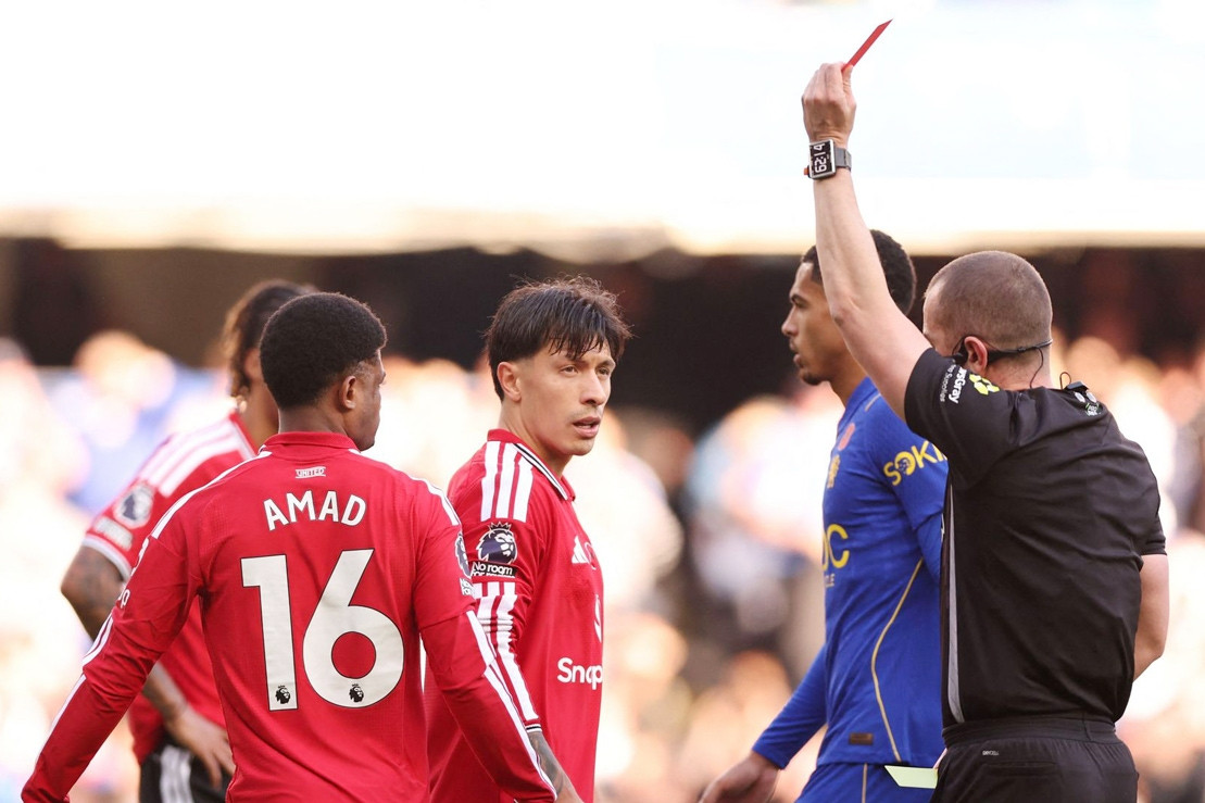 Tội đồ Lisandro Martinez khiến MU thua thảm Chelsea