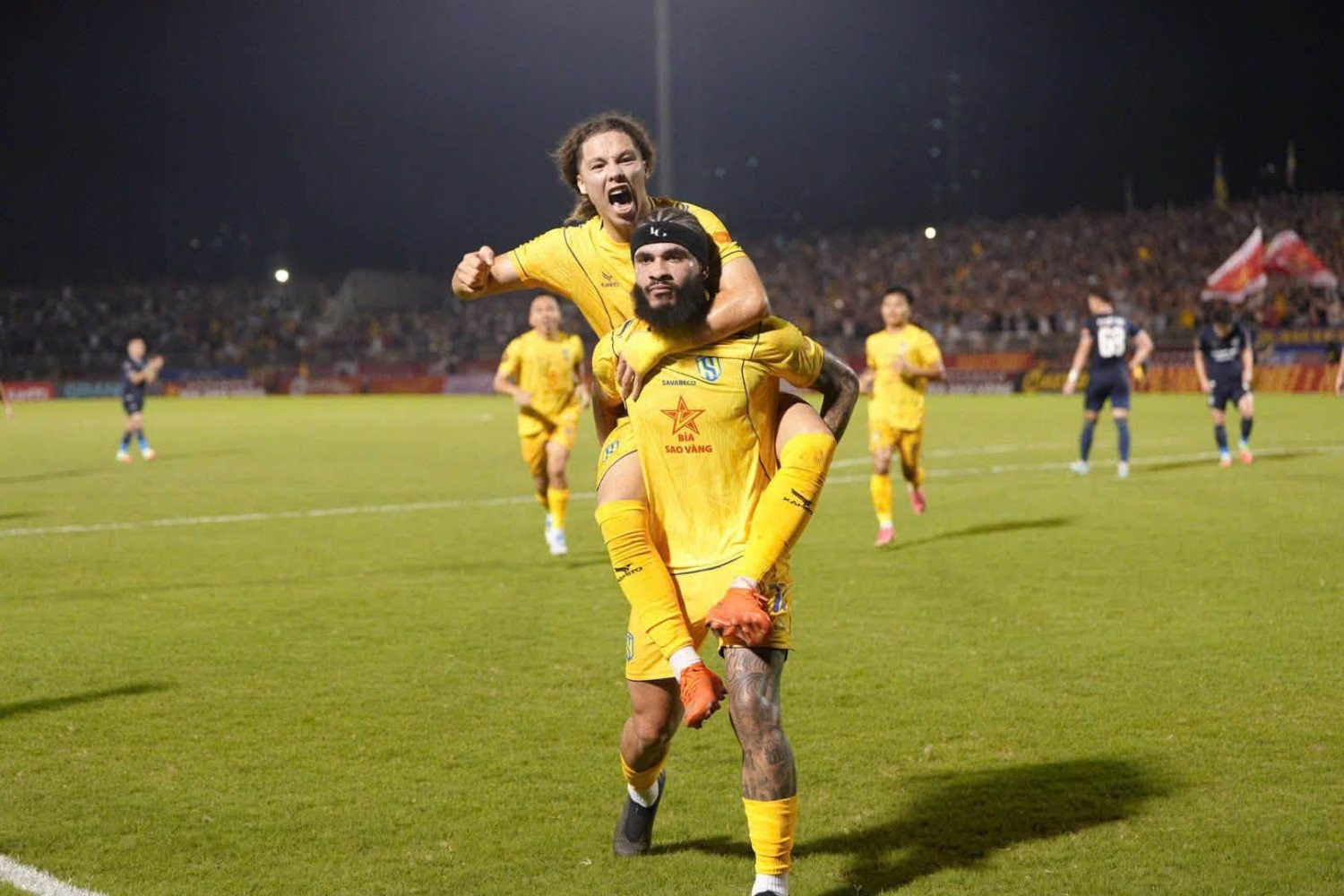 Trực tiếp bóng đá SLNA 1-0 CAHN: Tuyệt phẩm mở tỷ số