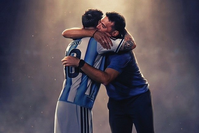 HLV Scaloni khóc chia tay Messi, úp mở tương lai với Argentina