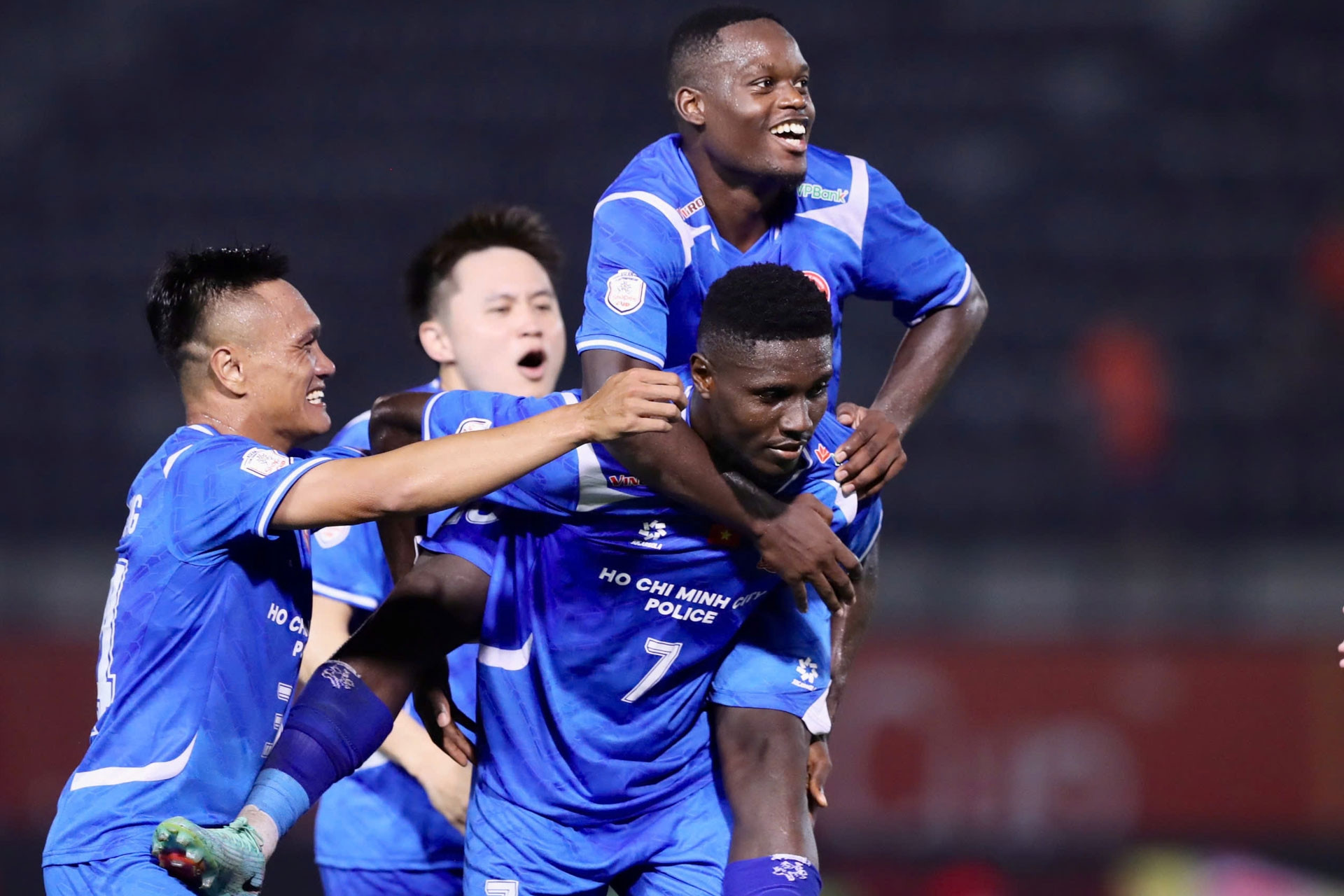 Trực tiếp bóng đá Ratchaburi 1-1 CA TPHCM: Bàn thua phút cuối (H2)