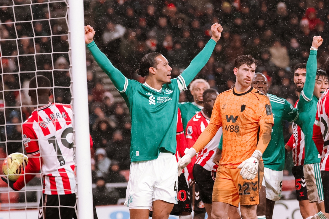 Liverpool thắng 'rửa mặt' nhờ công Van Dijk