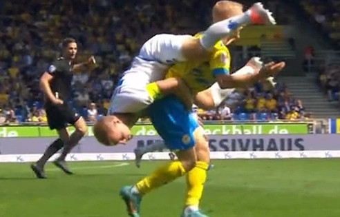 Video sân cỏ và những màn 'tấu hài' bất đắc dĩ