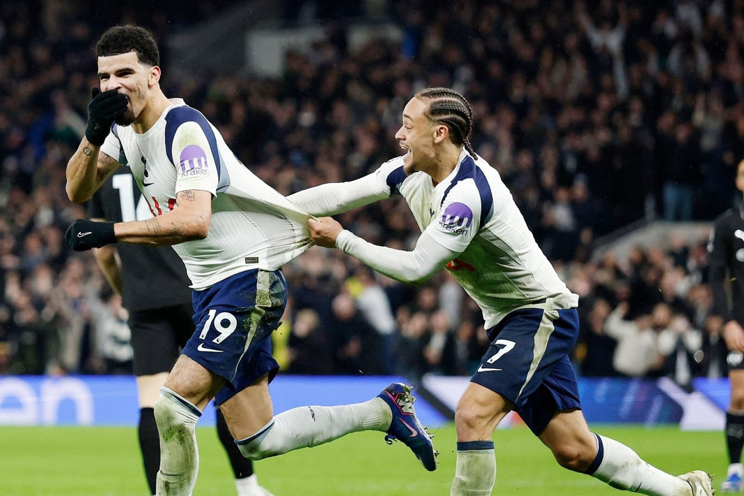 Man City đánh rơi chiến thắng, Arsenal reo vui