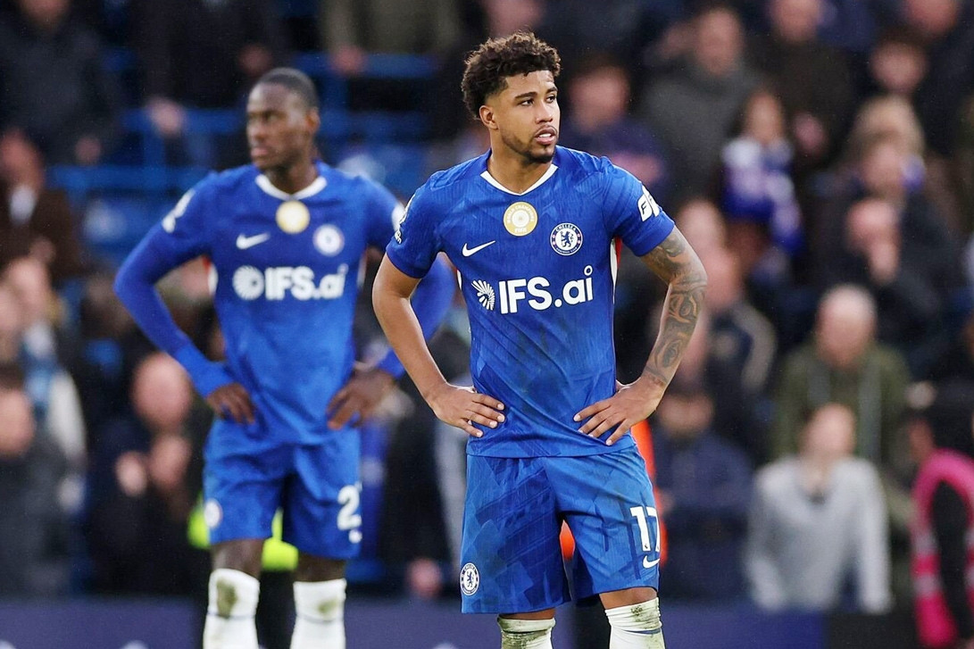 Chelsea đánh rơi chiến thắng, MU cười tươi