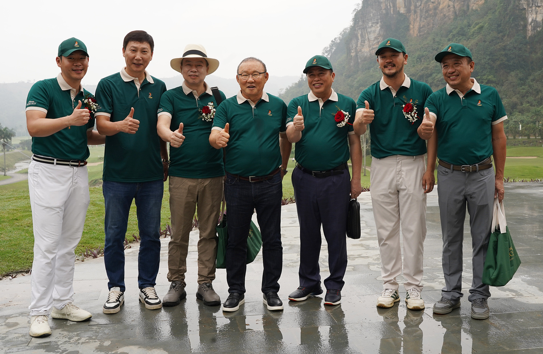 HLV Park Hang Seo tranh tài cùng các tuyển thủ golf Việt Nam