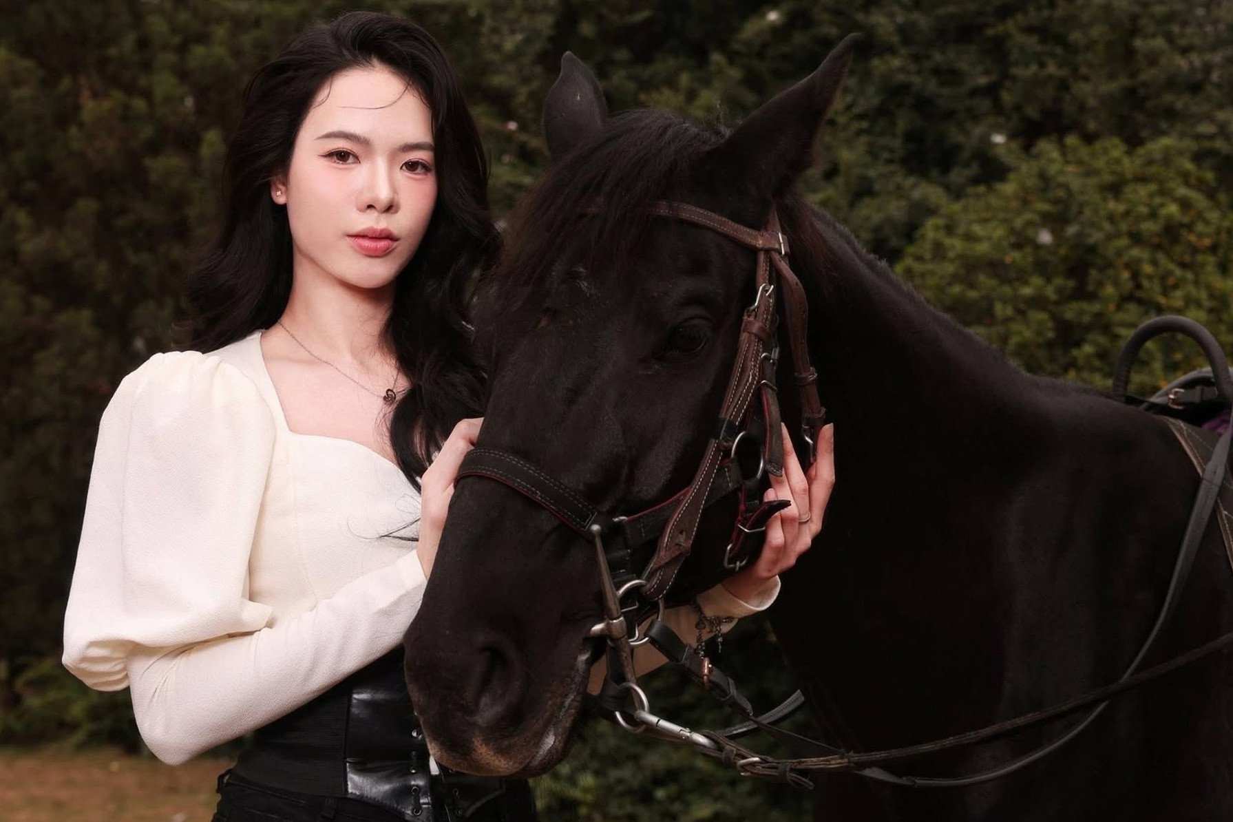 Hoa khôi bóng chuyền khoe sắc bên chiến mã đón Tết Bính Ngọ 2026